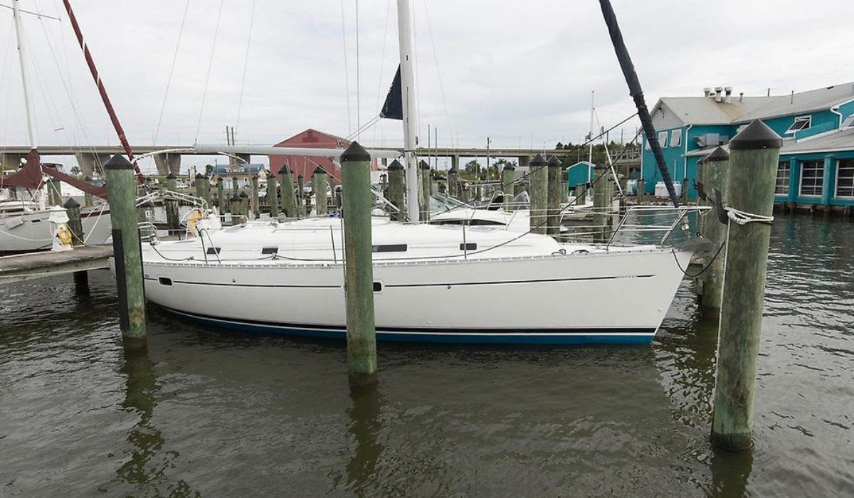 Beneteau-Oceanis-361-Docked