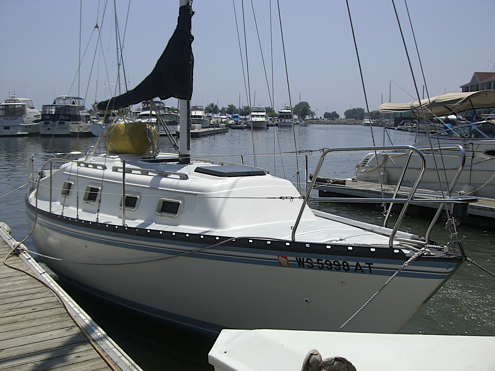 hunter-27-sailboat-moored