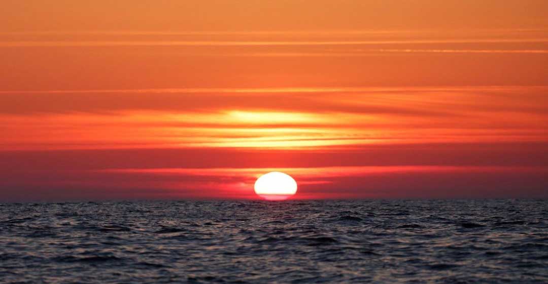 Sailing-Uma-sailing-at-night